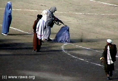 Talibaner avrättar kvinna på fotbollsplanen i Kabul